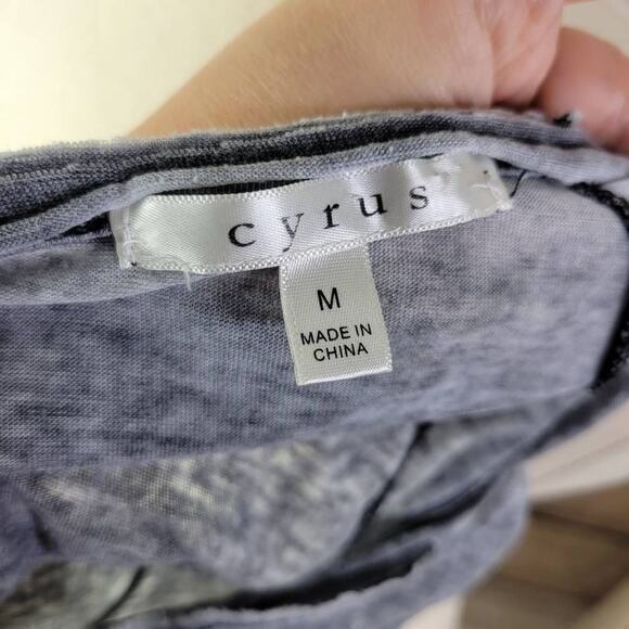 Cyrus Women's Gray Faded Long Sleeve Scoop Neck Distressed Sweater Size Medium - Picture 4 of 5